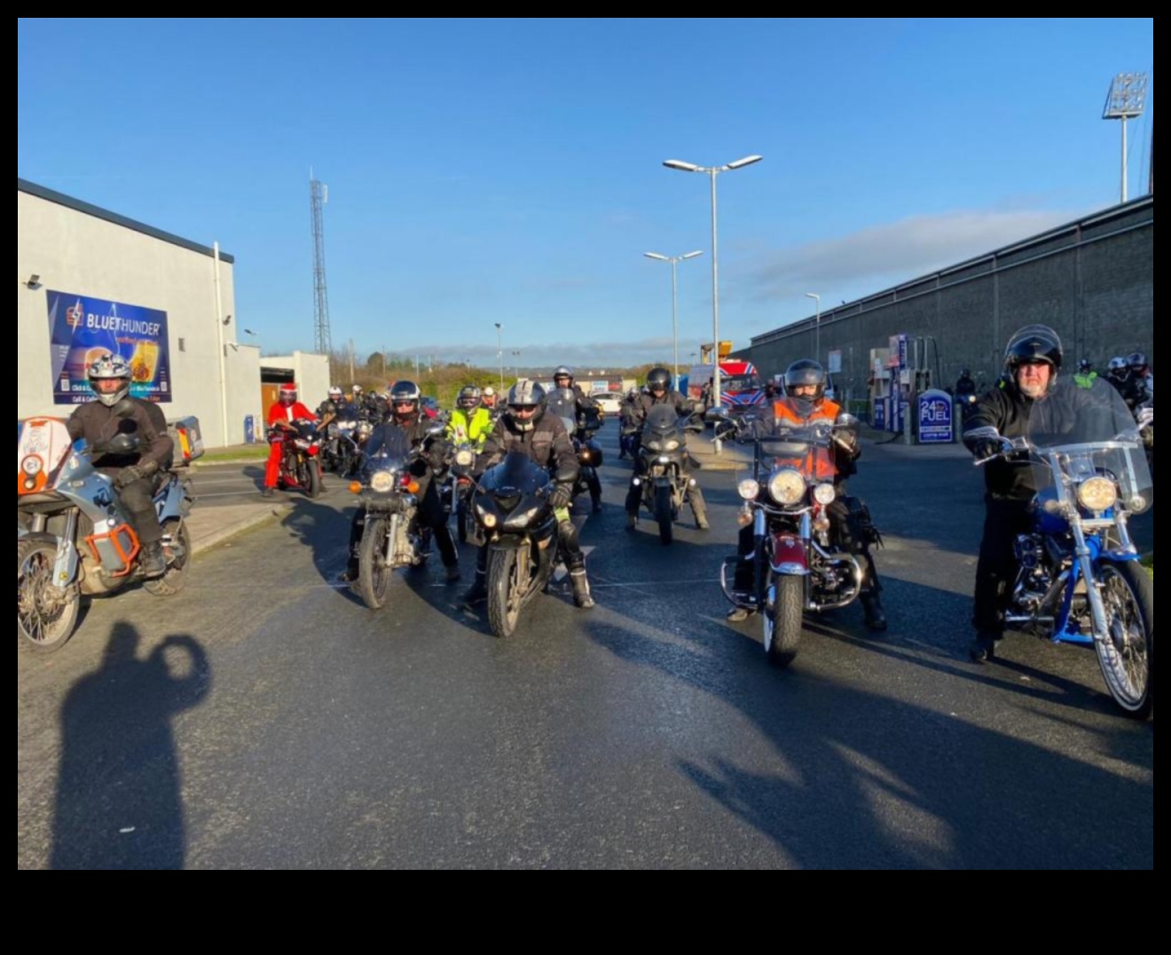 Highway Harmony: Motociklu sinhronizēta kustība uz ceļa