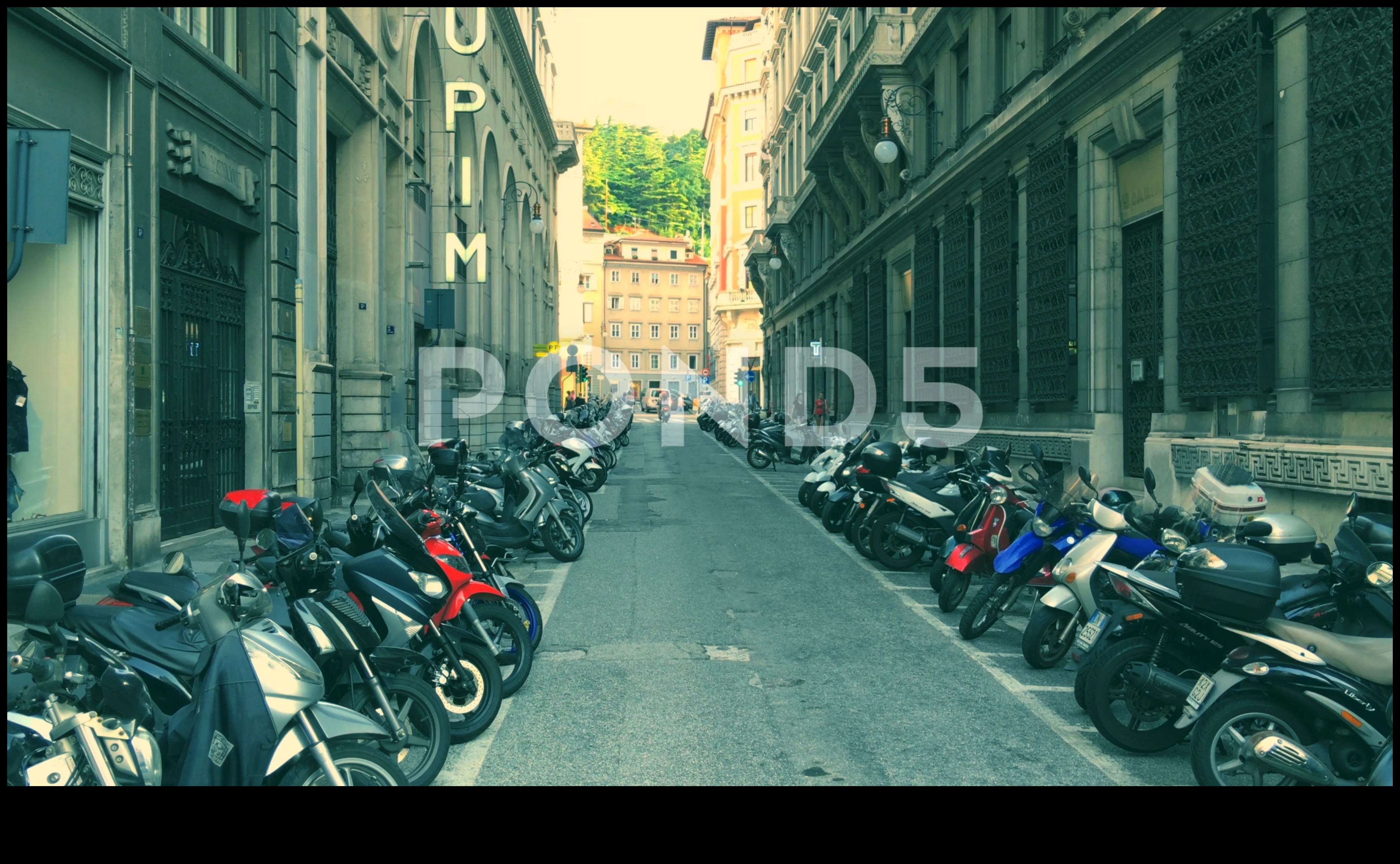 Pilsētas izpēte: pārvietošanās pa pilsētas ielām ar veikliem un stilīgiem motocikliem