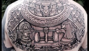 Episkie foni: Epic Back Tetovējumu stāstījumu varenības atklāšana