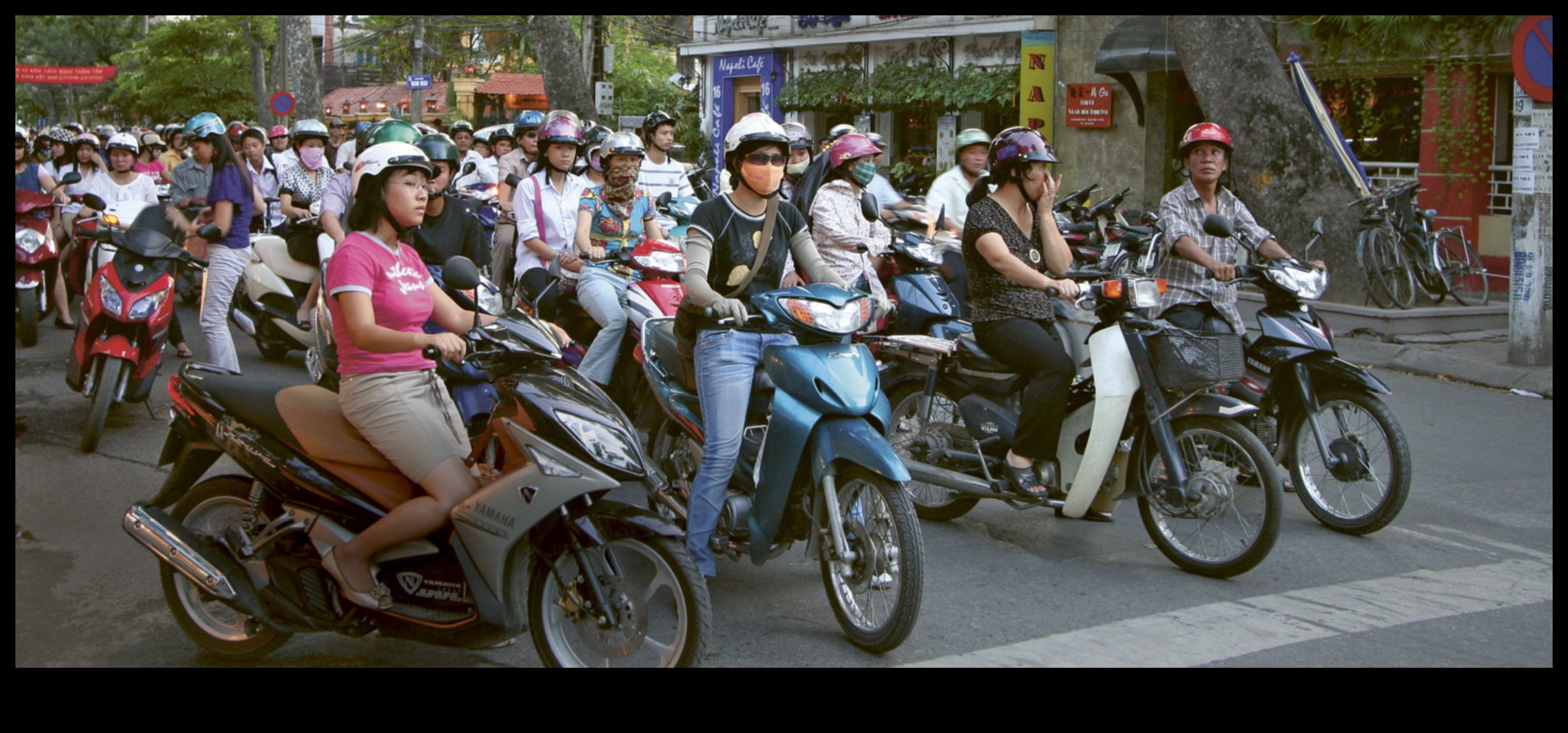 Pilsētas izpēte: pārvietošanās pa pilsētas ielām ar veikliem un stilīgiem motocikliem