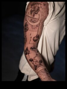 Audekla hronikas: stāsti, kas stāstīti caur roku tetovējumiem