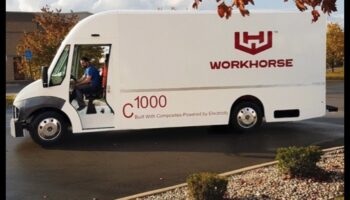 Mobilie darba zirgi: kravas automašīnu neaizstājamā loma rūpnieciskās darbībās