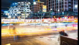 Pilsētas ainavas klusums: elektrisko automašīnu mierīgā klātbūtne