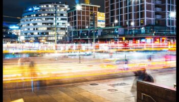 Pilsētas ainavas klusums: elektrisko automašīnu mierīgā klātbūtne